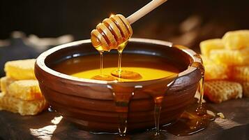 grueso orgánico miel desde un de madera cuchara. miel llovizna en un de madera bol. generativo ai foto