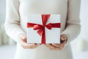 blanco regalo caja con un rojo cinta en mujer manos, minimalismo generativo ai foto