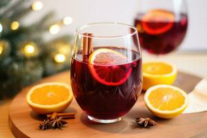 reflexionado rojo vino con especias y agrios frutas tradicional caliente bebida a Navidad tiempo. generativo ai foto