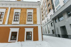 edificio y casas en invierno estación. nieve en ciudad y pueblo arquitectura foto