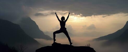 silueta de un mujer practicando yoga en el cumbre con montaña antecedentes. ai generado foto