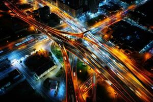 autopista en el ciudad a noche. el concepto de velocidad y movimienot, luces en el calle. Autopista parte superior vista, tráfico ligero cuadro, ai generado foto