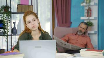 padre motiva su hija quien es aburrido de haciendo tarea. video