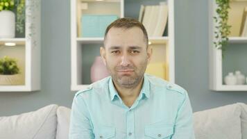 man med psykologisk problem är ser på kamera och gråt. video