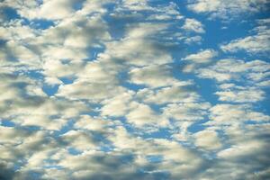 azul cielo con nubes textura antecedentes foto