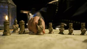 le utilisation de échecs pièces dans le milieu âge. sur le guerre carte. video
