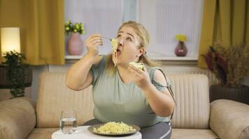 zwaarlijvigheid vrouw worstelen en van streek Aan eetpatroon. video