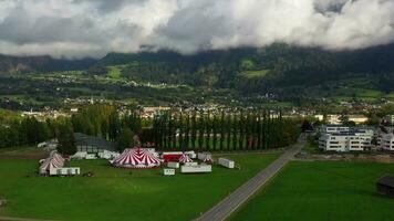 aérien vue de une cirque tente dans le milieu de une vert champ video