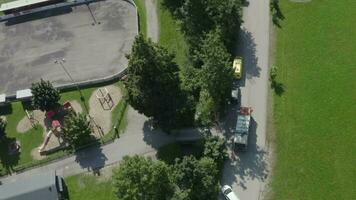 aérien vue de une un camion parcs à côté de une terrain de jeux et une football champ video