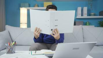 stressé et frustré Accueil Bureau ouvrier homme. video