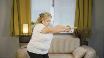obesidade mulher fazendo agachamento exercício às lar. video