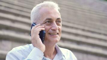 feliz homem obtendo Boa notícia em a telefone. video