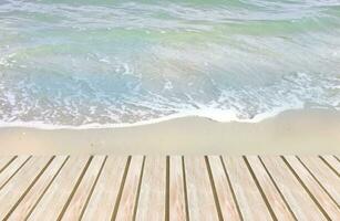 blanco de madera mesa en el playa y mar paisaje antecedentes para producto monitor montaje foto