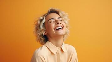 riendo mujer aislado en el minimalista pastel color antecedentes foto