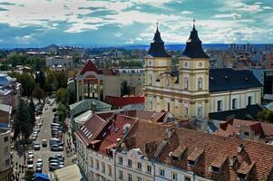 aéreo ver de ivano frankivsk, Ucrania stanislawow. catedral de el Resurrección de Cristo foto