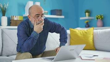 attent gepensioneerd oud Mens werken Aan laptop. video