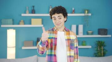 hochant la tête positivement, le Jeune homme approuve. video