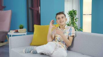 puber jongen maken verschillend gebaren voor vreugde. video