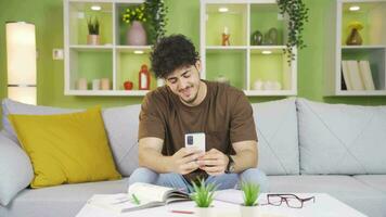 le adolescent, qui est envoyer des SMS avec le sien amoureux, met le téléphone à le sien cœur. video