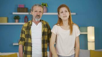 Husten Vater und Tochter. Epidemie Krankheit. video