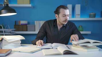 pensativo historiador homem lendo livro, fazendo pesquisar. video