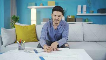 alegre ingeniero joven bailando contento y alegre laboral. video