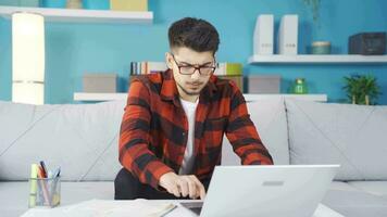 Jeune homme travail sur portable irrité de échec. video