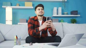 homem dentro amor olhando às foto do namorada em telefone às casa video