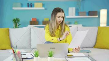 free-lance femme d'affaires dans Accueil bureau. video