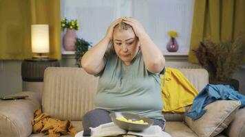 lat fetma kvinna tänkande förvirrad video