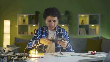 il ragazzo chi è interessato nel tecnologia quello pause il computer parte a casa. video