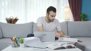 travailleur indépendant homme d'affaire avec haute concentration et motivation. video