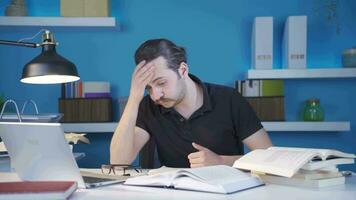 el trabajando hombre quien es aburrido con el trabajo no puedo ser motivado y obtiene desmoralizado video