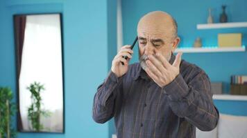 Old man talking on the phone in an angry and angry state. video