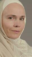 portrait de une femme portant une blanc foulard video