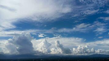 aéreo ver hora lapso de hermosa soleado azul cielo con brillante Dom brillante en verano horizonte en vibrante luz de sol. natural azul cielo con blanco nubes antecedentes. foto