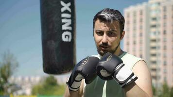 boxeur homme fait du des sports encourageant gestes à caméra. video