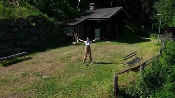 Antenne Aussicht von Frau mit ein Haus im das Hintergrund video