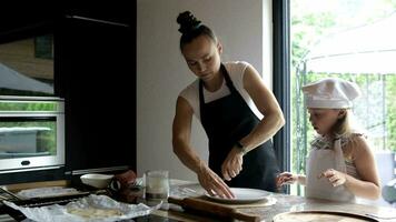 uma mulher e uma pequeno menina dentro a cozinha video