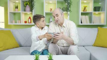 Grandfather and grandson who were surprised by what they saw on the phone. video