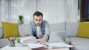 rommelig freelance zakenman wie kan niet vind wat hij is op zoek voor. video