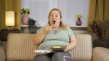 obesidade mulher rindo enquanto assistindo televisão, assistindo comédia filme. video