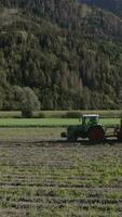 un aéreo ver de un tractor y remolque cargando un camión con patatas video