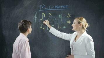 professor ensino música notas para dela menina estudante. video