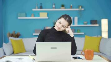 jovem empreendedor mulher trabalhando dentro casa escritório sofre a partir de atenção déficit problema. video