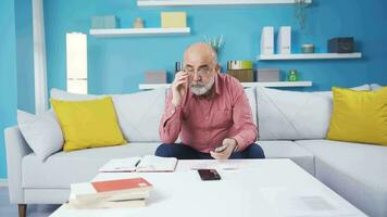 el retirado antiguo hombre es teniendo financiero dificultades. video