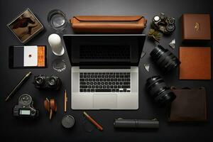 parte superior ver de fotógrafo espacio de trabajo con computadora portátil, cámara y accesorios en negro fondo, plano laico de del fotógrafo escritorio con computadora portátil, cámara y accesorios, ai generado foto