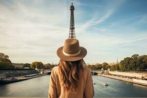 joven mujer en sombrero mirando a eiffel torre en París, Francia, hembra turista Turismo el eiffel torre y tomando fotos, posterior vista, lleno cuerpo, ai generado foto