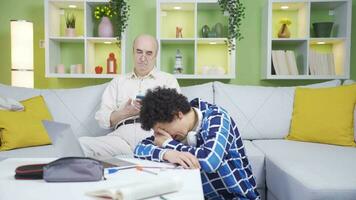 grand-père écoute et réconfortant le sien stressé et pleurs petit fils. video