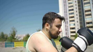 Boxer hombre haciendo sombra boxeo. video